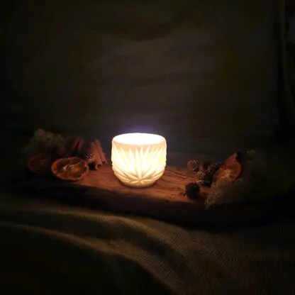 Porcelain luminary with carvings - obrazek 7