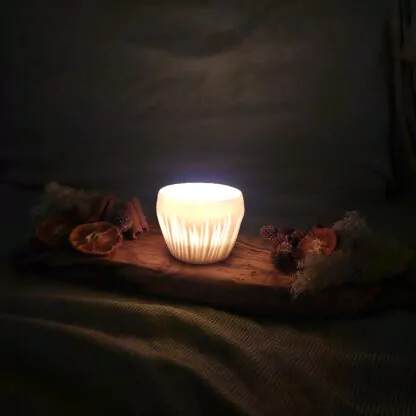 Porcelain luminary with carvings - obrazek 6