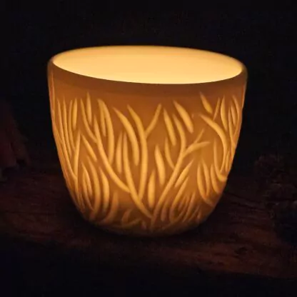 Porcelain luminary with carvings - Image 3