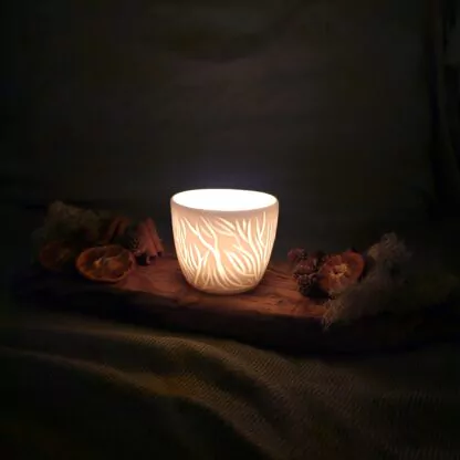 Porcelain luminary with carvings - Image 7