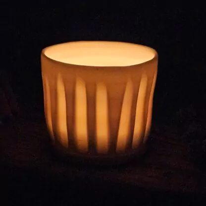 Porcelain luminary with carvings - obrazek 3