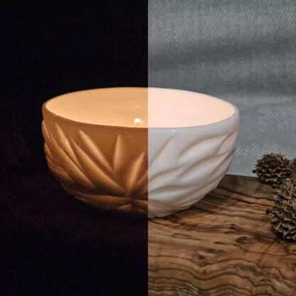 Porcelanowy świecznik z rzeźbieniami