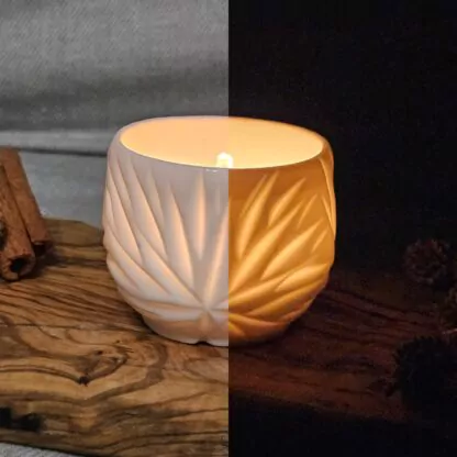 Porcelanowy świecznik z rzeźbieniami